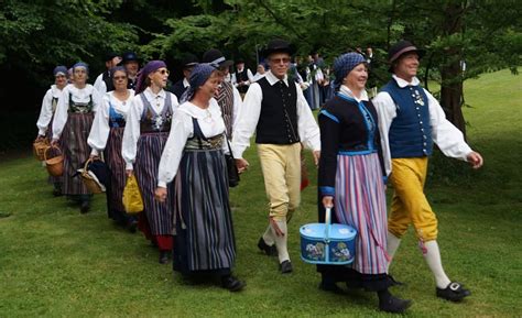 Brudmarschen en lekfull dans som möter melankoliska toner i traditionell svensk folkmusik