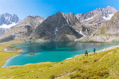 Kashmir - En Psykedelisk Vandring Genom Fjällkedjor och Skuggiga Toner