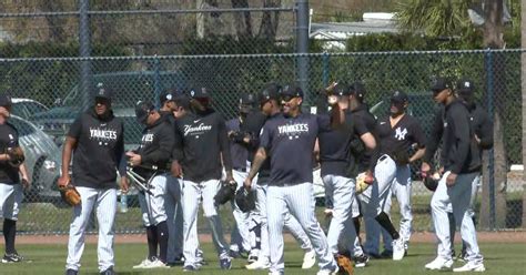 When Does Yankees Spring Training Start: A Dive into the Unpredictable Rhythms of Baseball